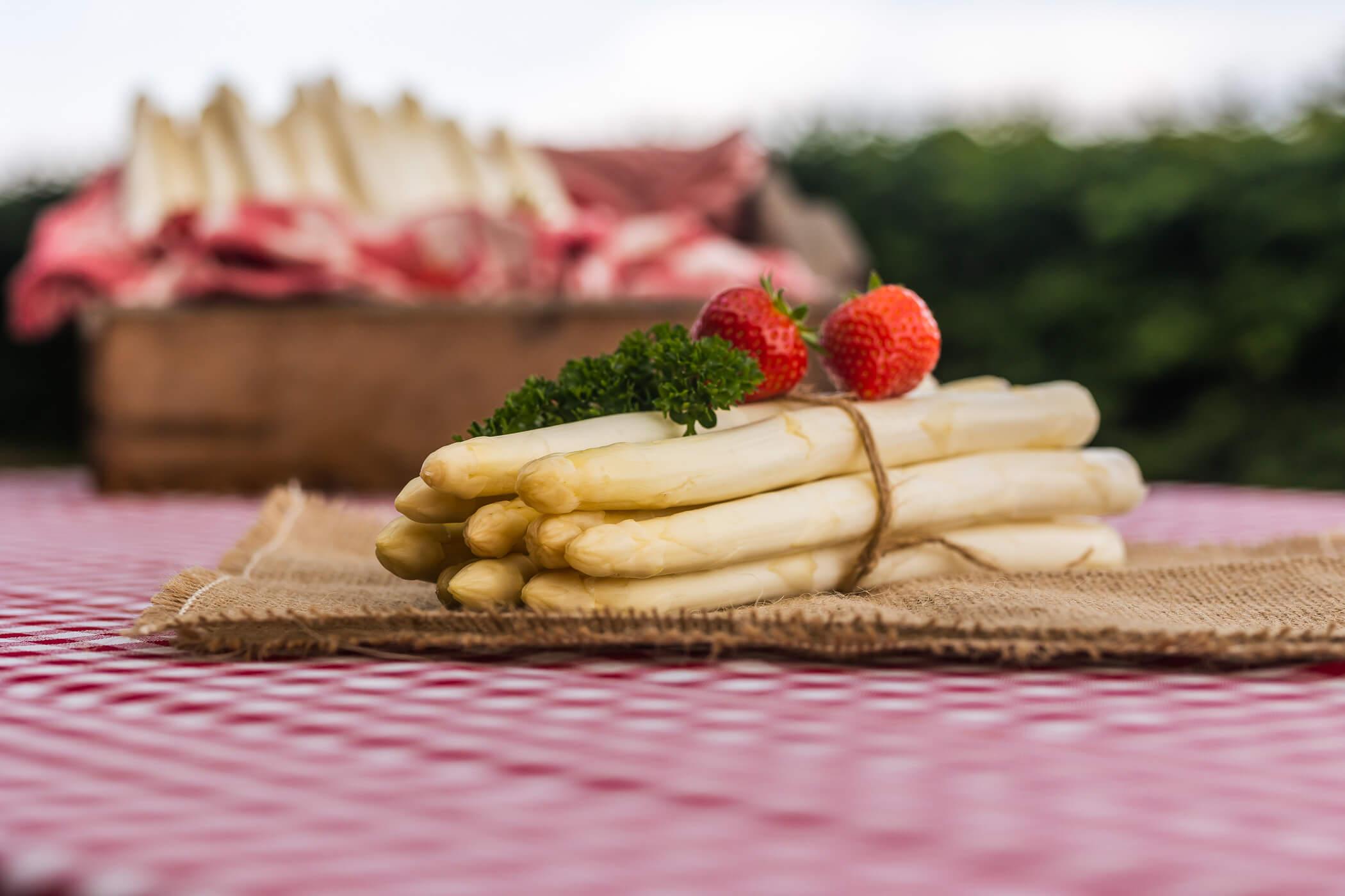 Bussel asperges met aardbeien en peterselie